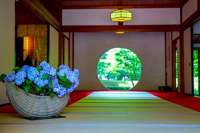 悟りの窓（本堂の丸窓）
